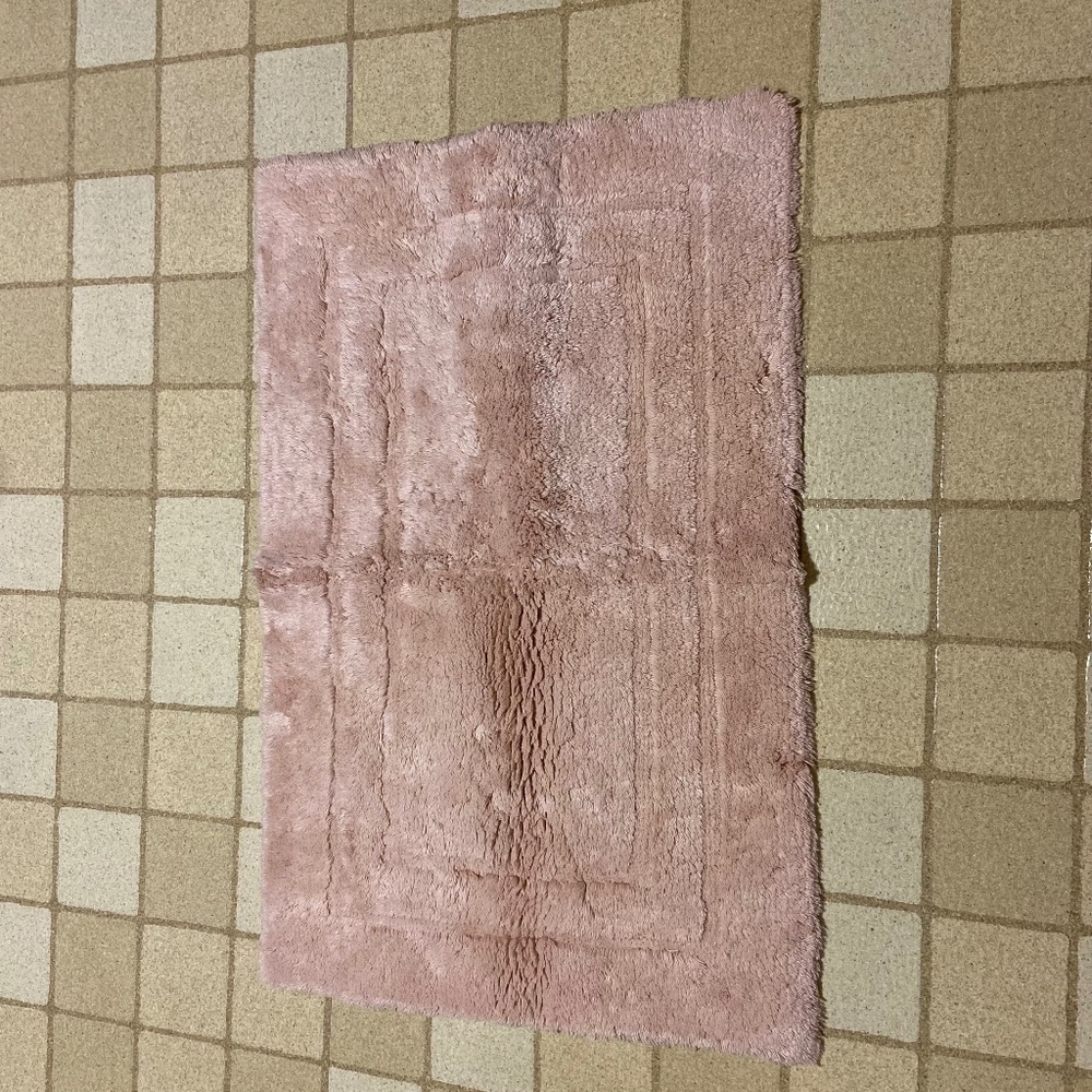 Bloomingdale’s Pink 100% Cotton Bath Rug; 22” x 34”; Very Soft; NWT